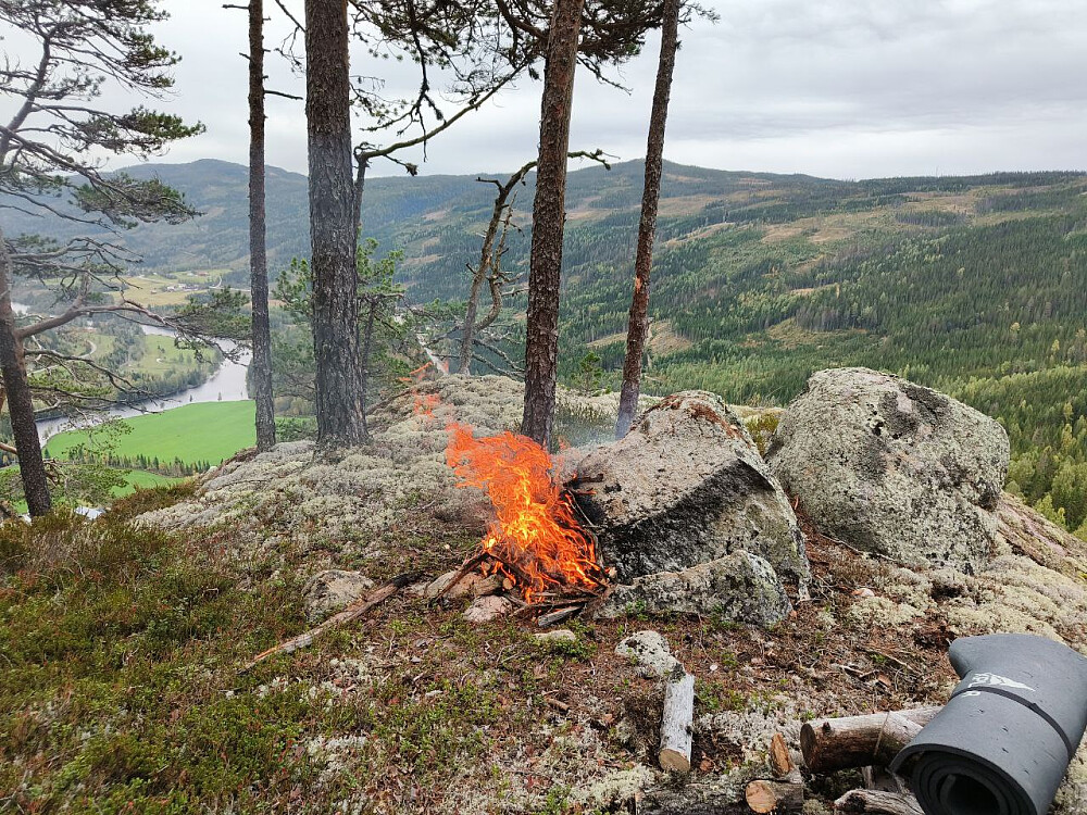 Moro å fyre med tørrfuru - og utsikten er flott.