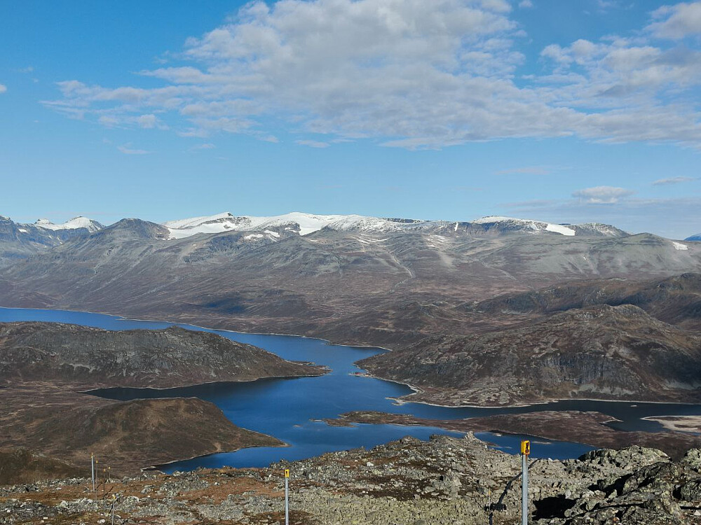 Nådde toppen på drøye timen, og formen og knærne var fortsatt helt utmerket! Deilig. Vakkert med snø på toppene nå.