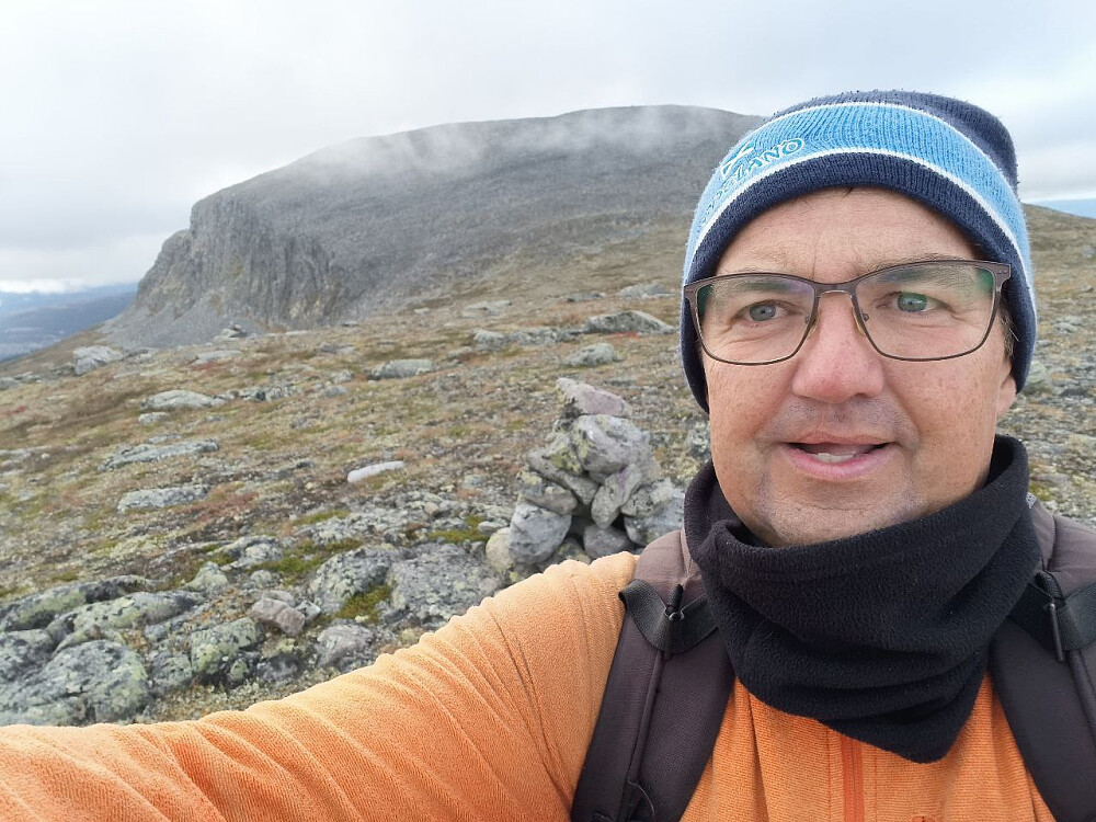 På Karamellen, med Rundemellen bak. Møtte mange folk på stiene etter dette, og et lite følge som virket svært grønne og uinformerte. De fikk noen tips...