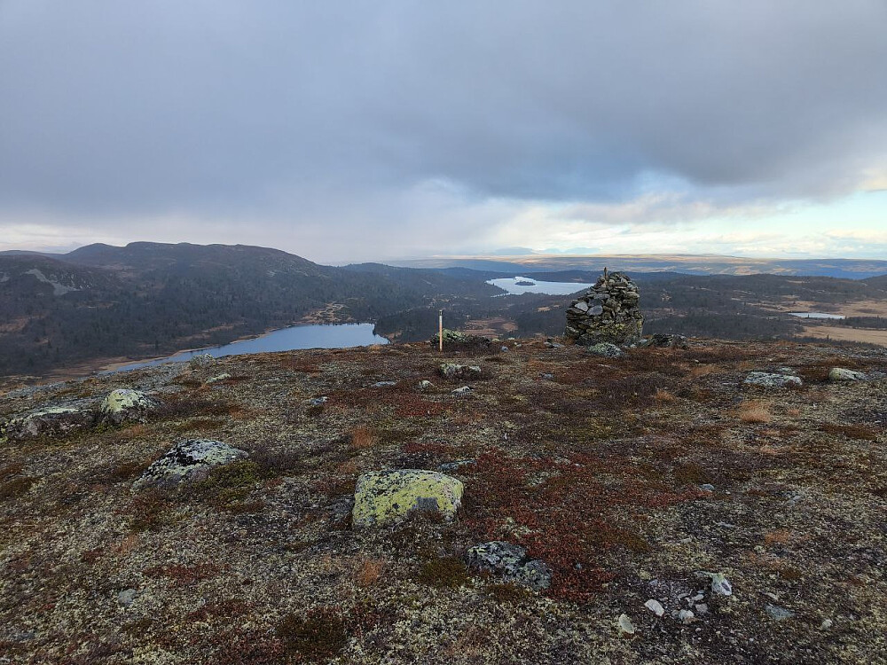 Ved den svarte stolpen på pynten noe vest for toppen av Hollastølsfjellet. Utsikt mot vest.