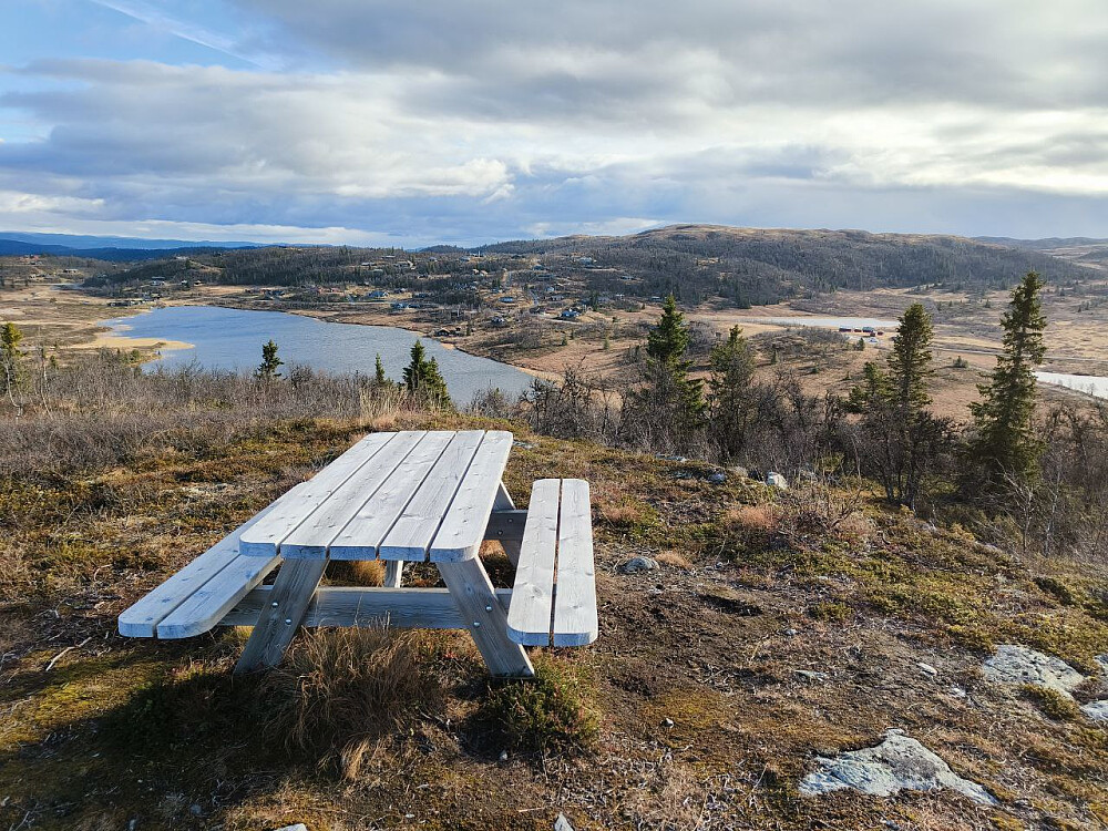 Fin utsikt oppå "Vest for Reinsjøen", i retning parkeringa på Røysvang og Reinsjøen.
