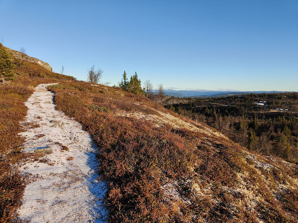 Litt tørr snø fra i natt lå på stien, og gjorde den tidvis litt glatt.