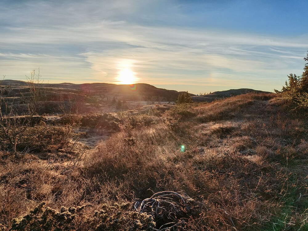 Sola har nettopp kommet over Bjødalsfjellet.
