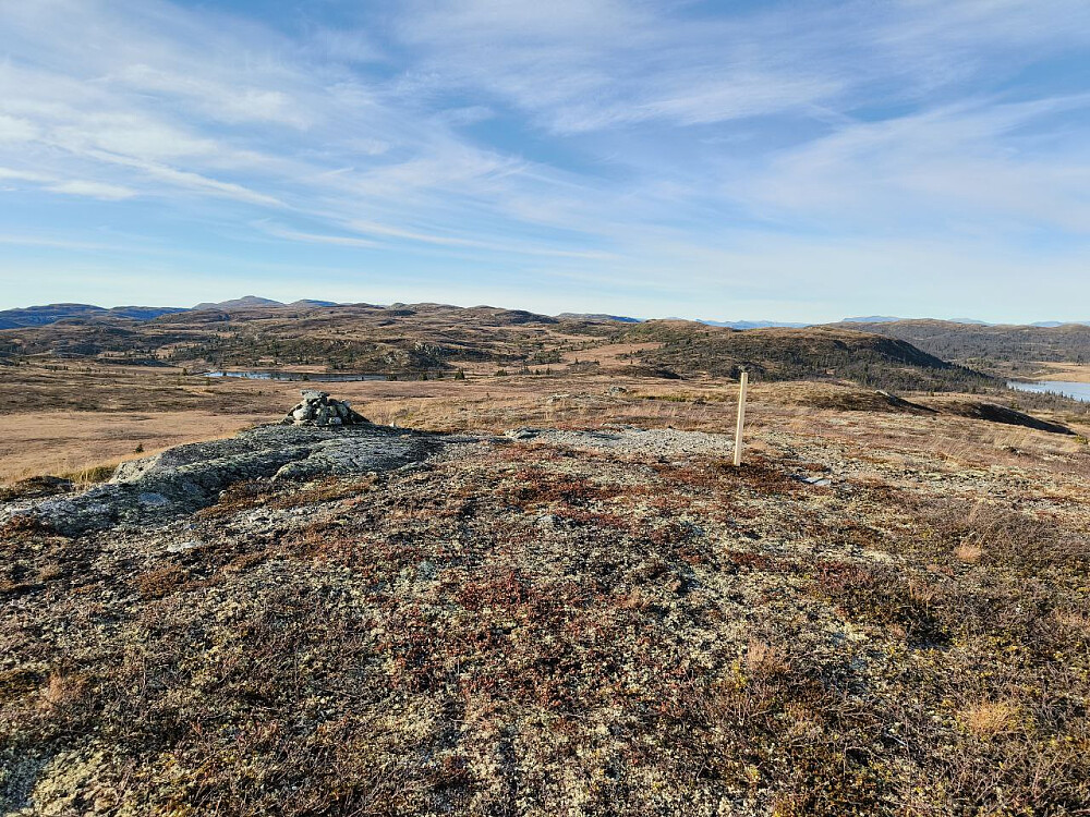 Ved den svarte stolpen, med utsikt mot Sangeknatter og Hollastølsfjellet. Stolpen var forresten ikke så svart, da klistremerket var helt slipt vekk. Vær? Dyr? Hærverk?