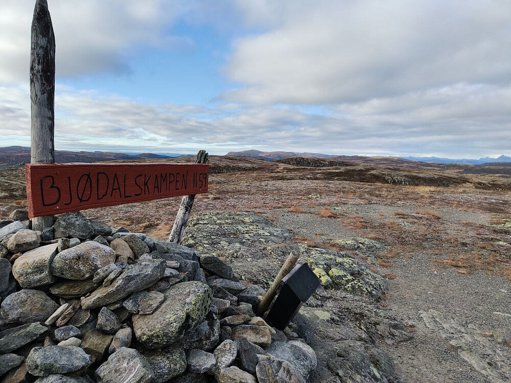 Det var hvitt over ca 1600 m i Hemsedalsfjellene i horisonten i dag.