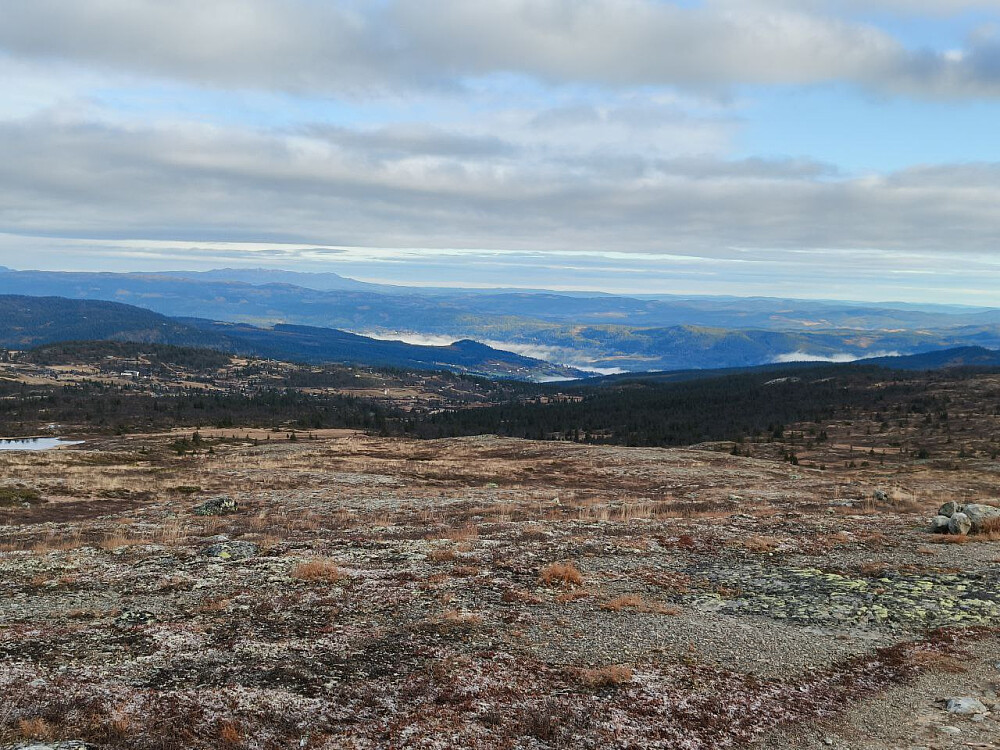 Zoom fra toppen ned mot Søndre Fjellstølen, og Hollaknatten ved Reinli, som kom tydelig fram pga tåkedottene i dalen.
