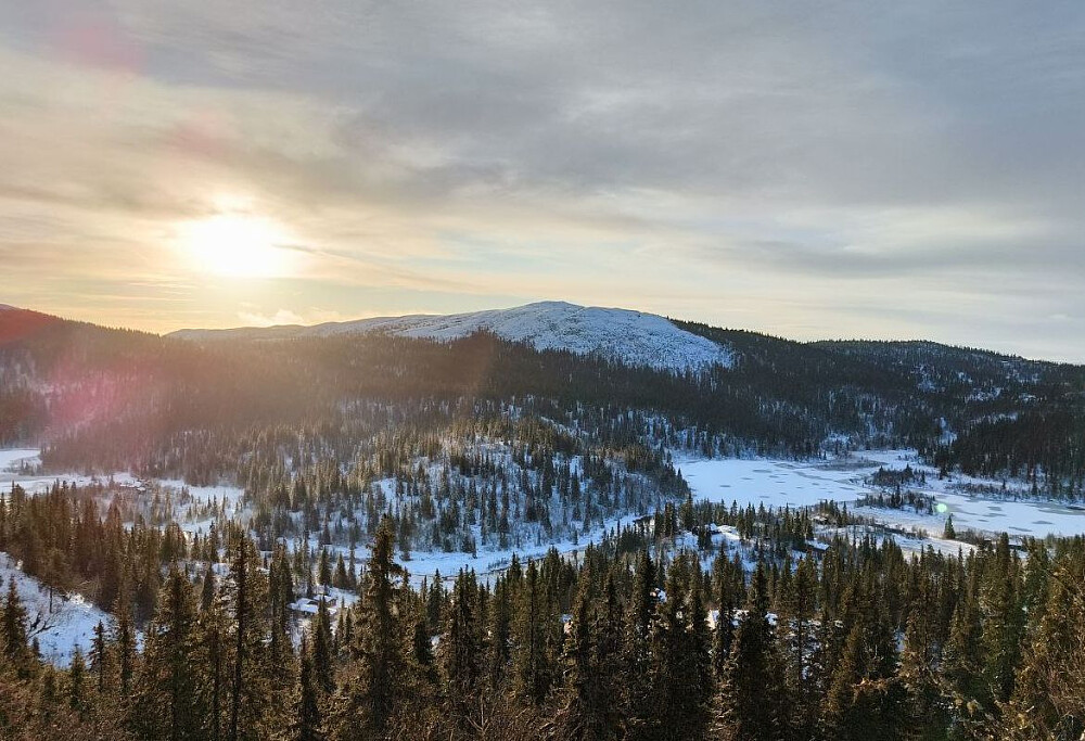 Jammen fikk jeg ikke sol mye av turen i dag. Blikk mot Fjellenden.