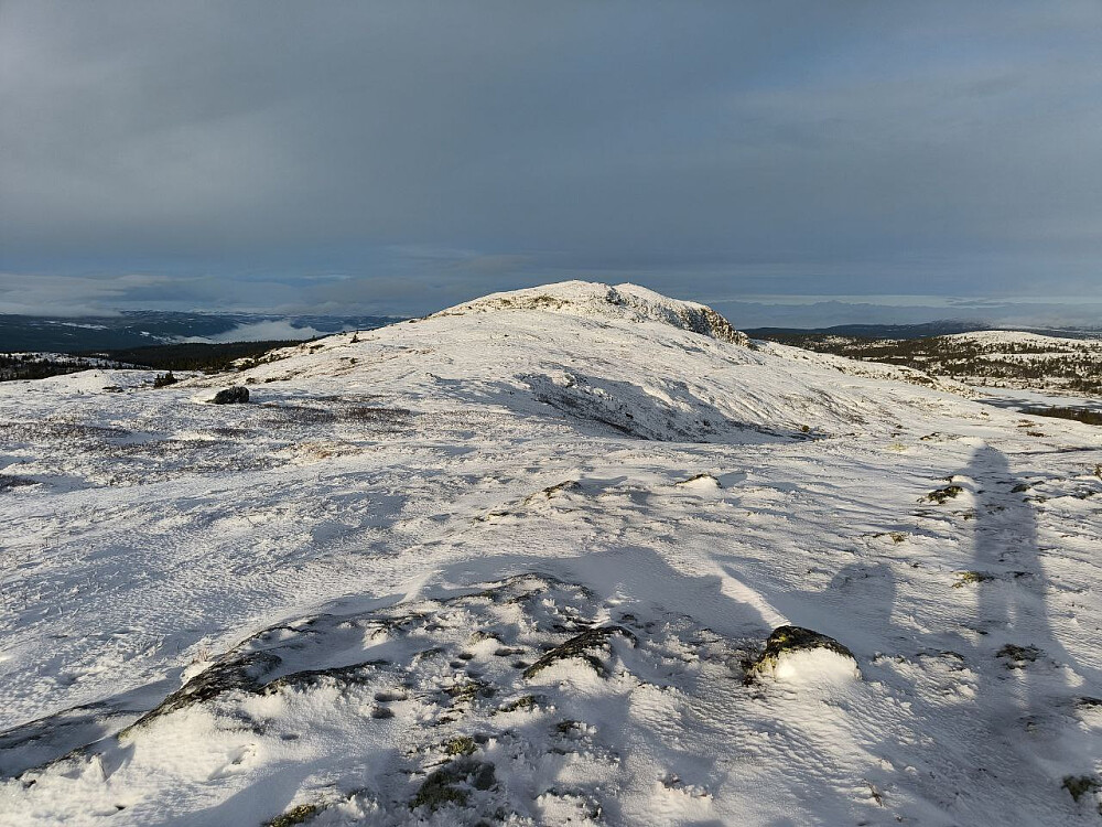 Oppe på ryggen, ser innover mot toppen. 5 cm fast og fin snø å gå i.
