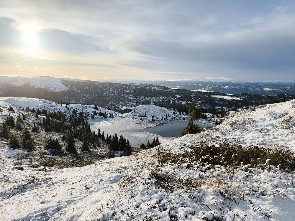 Fint lys over Kritetjernet, som nå er delvis islagt.