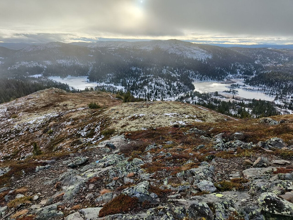 Sola begynte å bryte igjennom på returen. Ser mot Fjellenden. Naturlig nok mer snø å se i skyggevendt terreng.