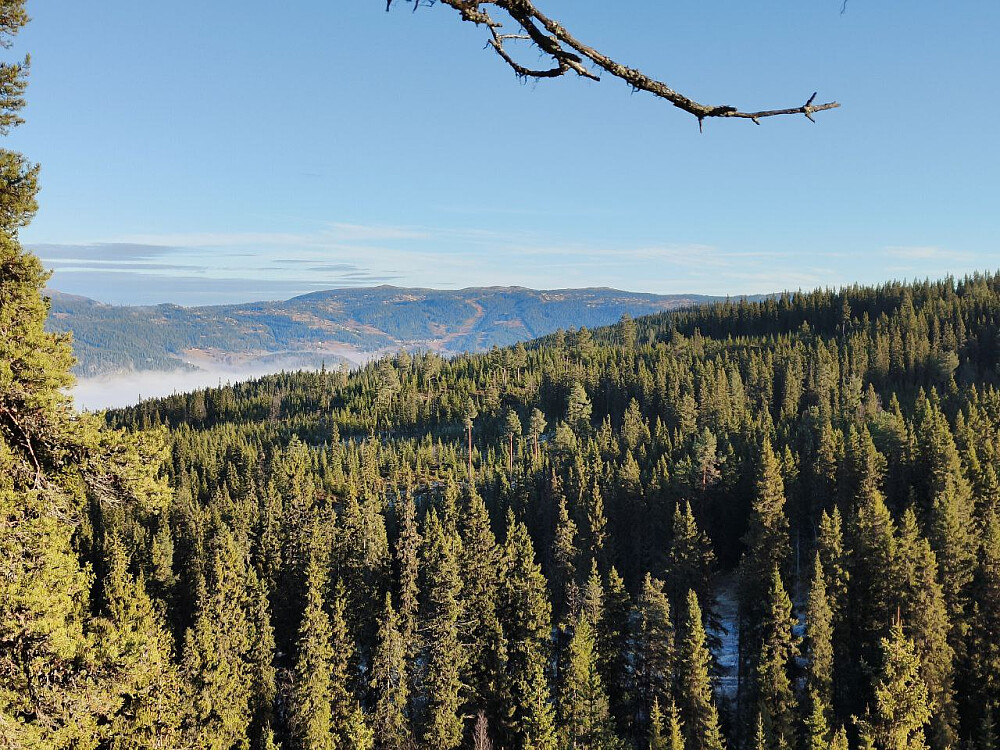 Zoom mot Fjellenden nær toppen av Skåleberget. Tåka lå i dalen i hele dag.