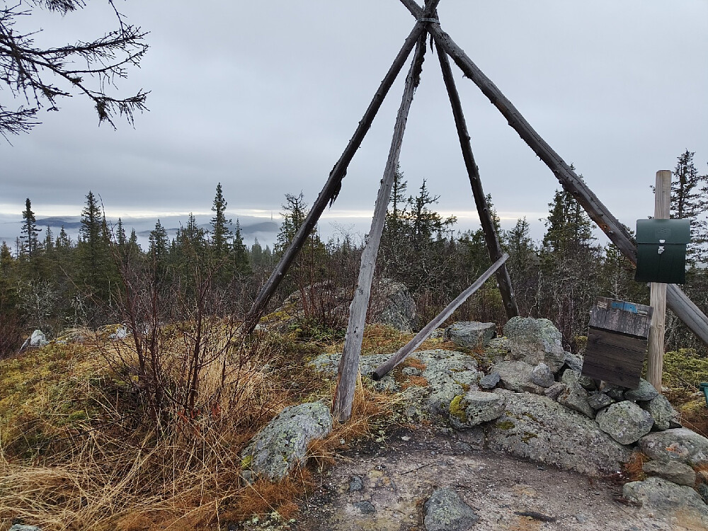 Toppen, med tårnet på Kjeldeknatten i det fjerne.