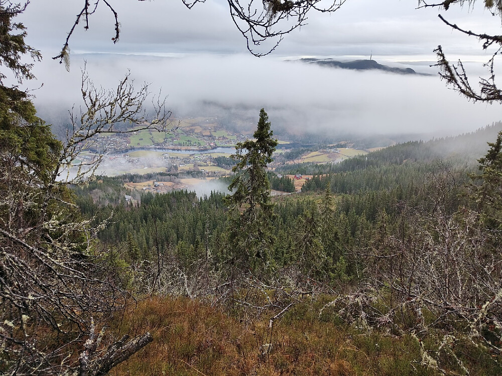 Utsikt ned til Bagn underveis. Kjeldeknatten bak.