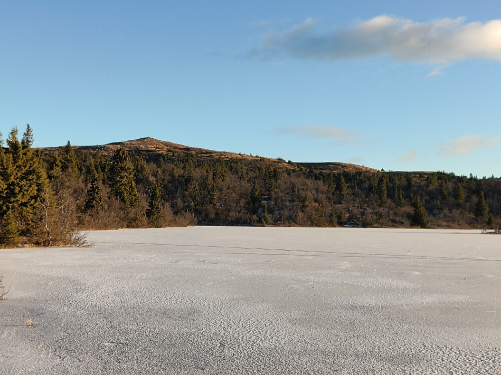 Fræningen er islagt nå. Fjellenden bak.