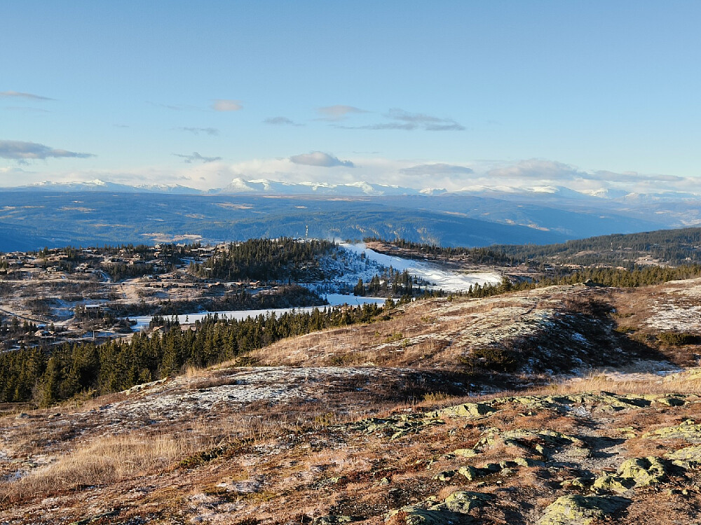 Snøkanonene ved Aurdal alpinsenter gikk for fullt, og forstyrret egentlig søndagsidyllen her oppe i dag...