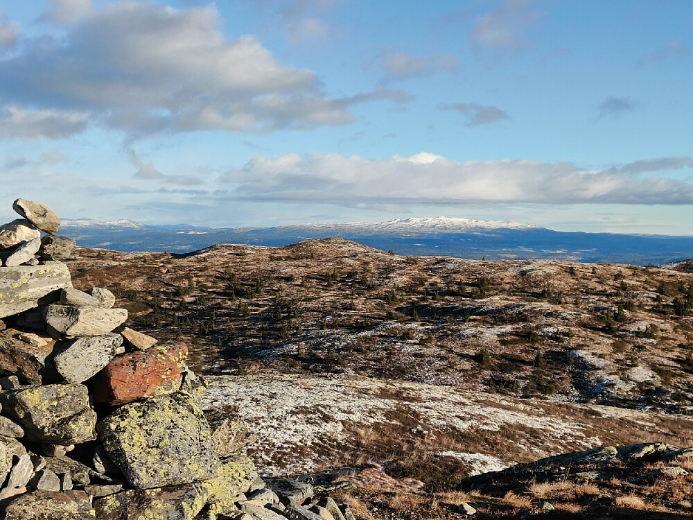 Ved Storstølknatten; hvitt på Spåtind.