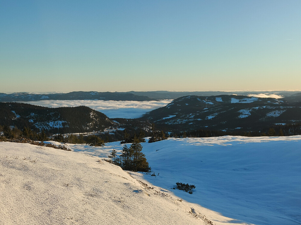 Tåka lå over Bagn. Kjeldeknattårnet kan skimtes i senter.
