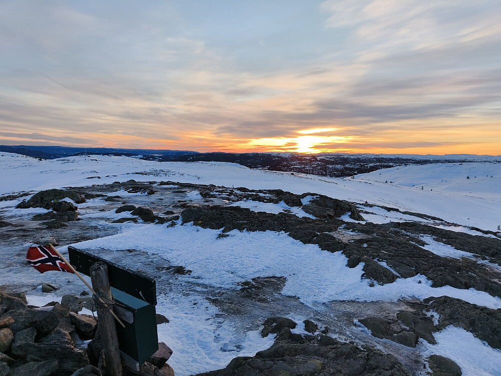 På toppen, og for en sjelden gang fotograferte jeg (naturlig nok) mot sør, og ikke utsikten mot nord...