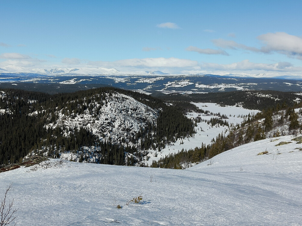 Her zoomet jeg inn på rødnåla Vest for Makalaus. Tror det er første bildet av denne toppen fra denne vinkelen.