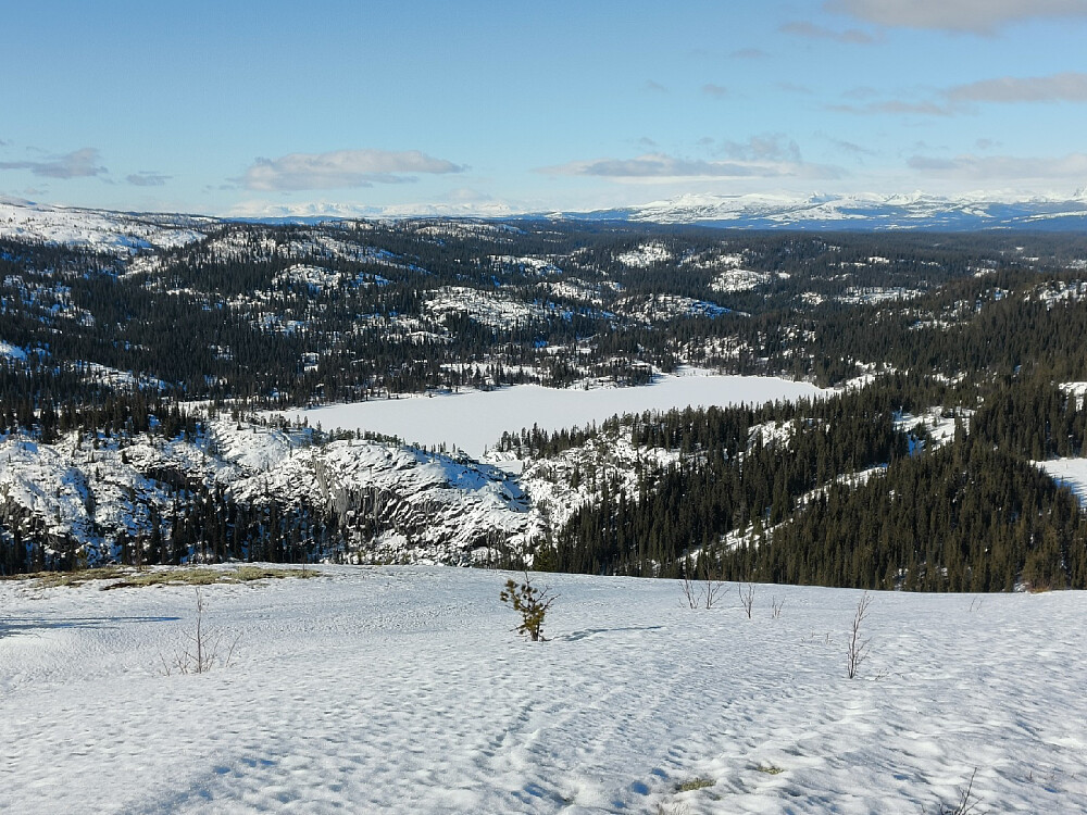 Mot Kvitingen, og helt i senter anes de store jettegrytene.