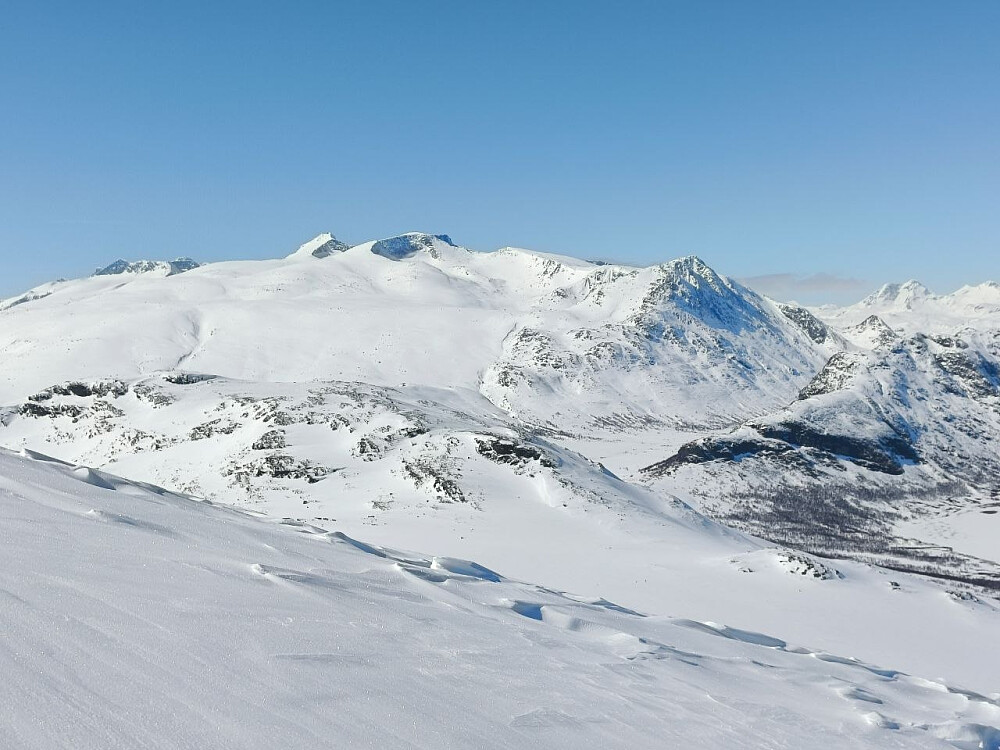 Flott utsikt etter hvert, her mot bl.a. Tjønnholstinden.
