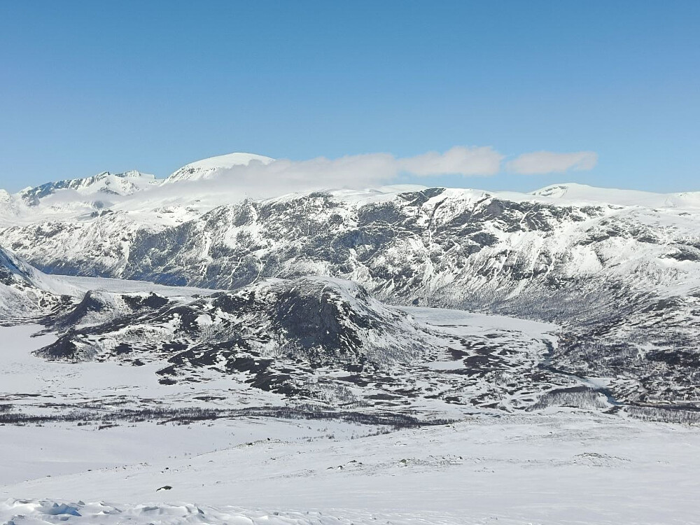 Gjendehø, foran Besseggen og Besshø.
