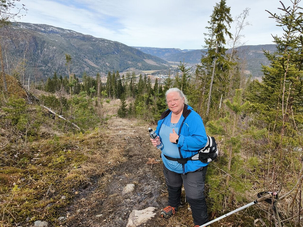 Drikkepause. Fruen har gått en del i våres, og var spent på om hun klarte toppen på under 40 min, som hun brukte for to år siden. Det holdt med noen minutters margin.
