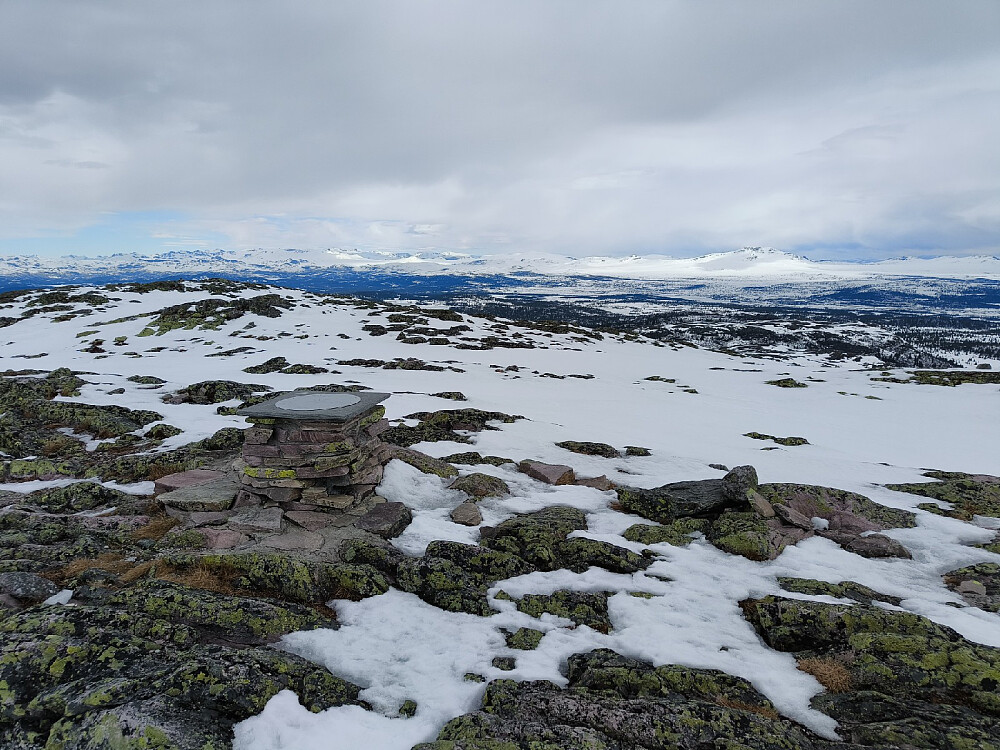Sikteplata på toppen. Skaget noe til høyre.