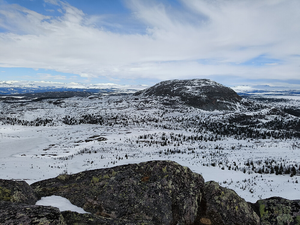 Rundemellen sett fra Skarvemellen. Denne siden, sørflanken, var som ventet mye mer avsmeltet.