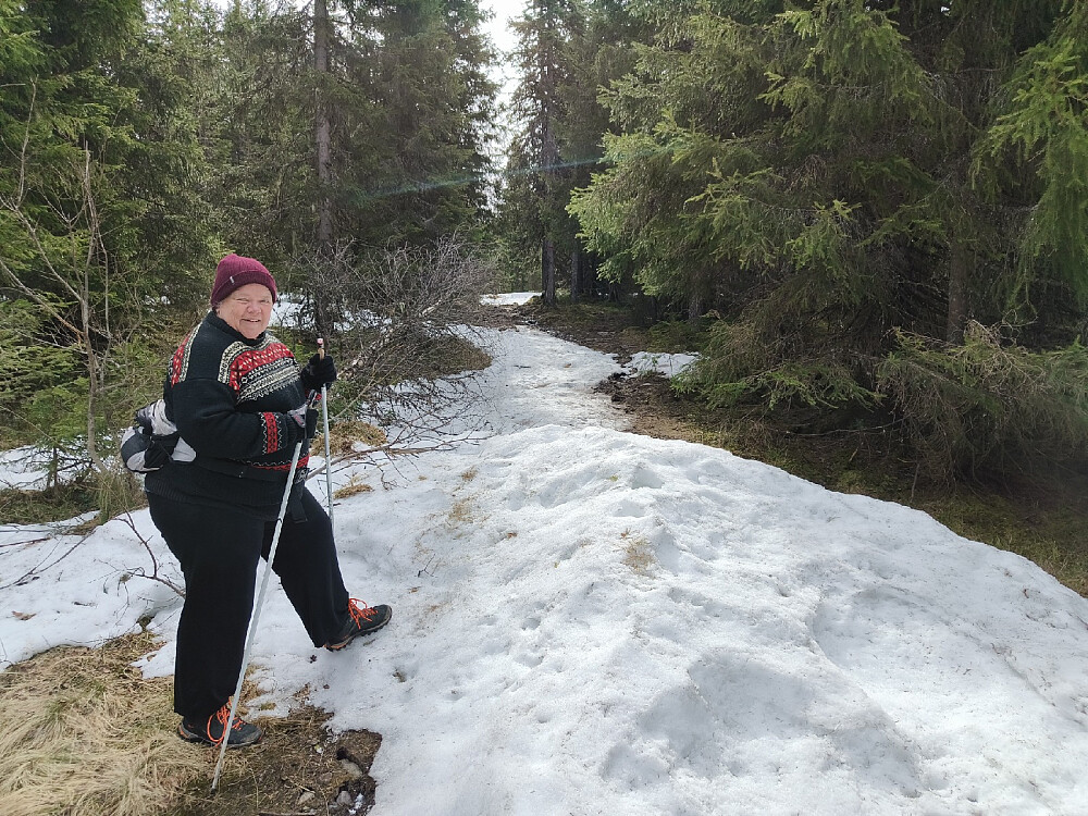 Steinhard snø på deler av stien.