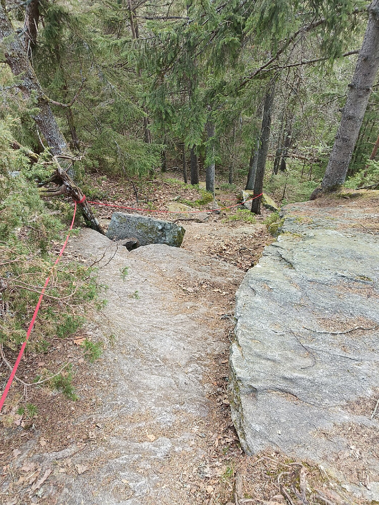 Et ganske bratt klyvepunkt med tau noe før toppen