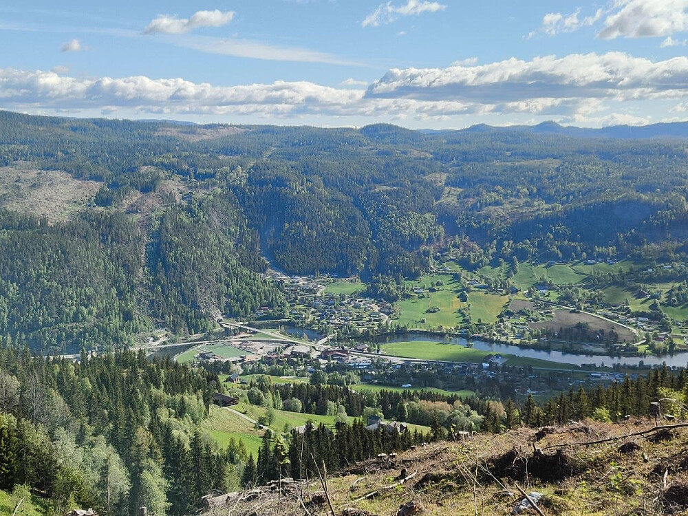 Utsikt over Bagn ved parkeringa.