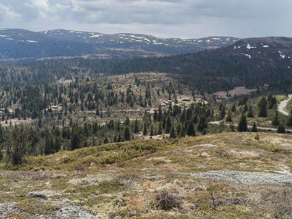Fra Bufarknatten med 2x zoom ned på Miljomhaugen i sør.