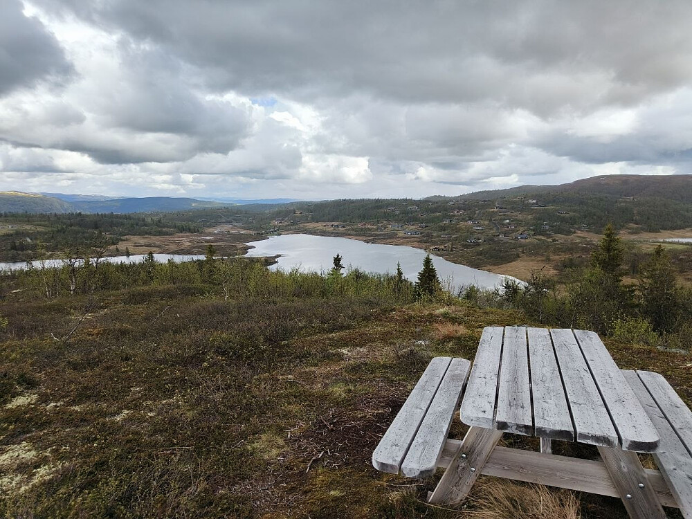 Utsikten over Nordre Fjellstølen fra toppen her. To minutter etter hagla det noe helt vilt!