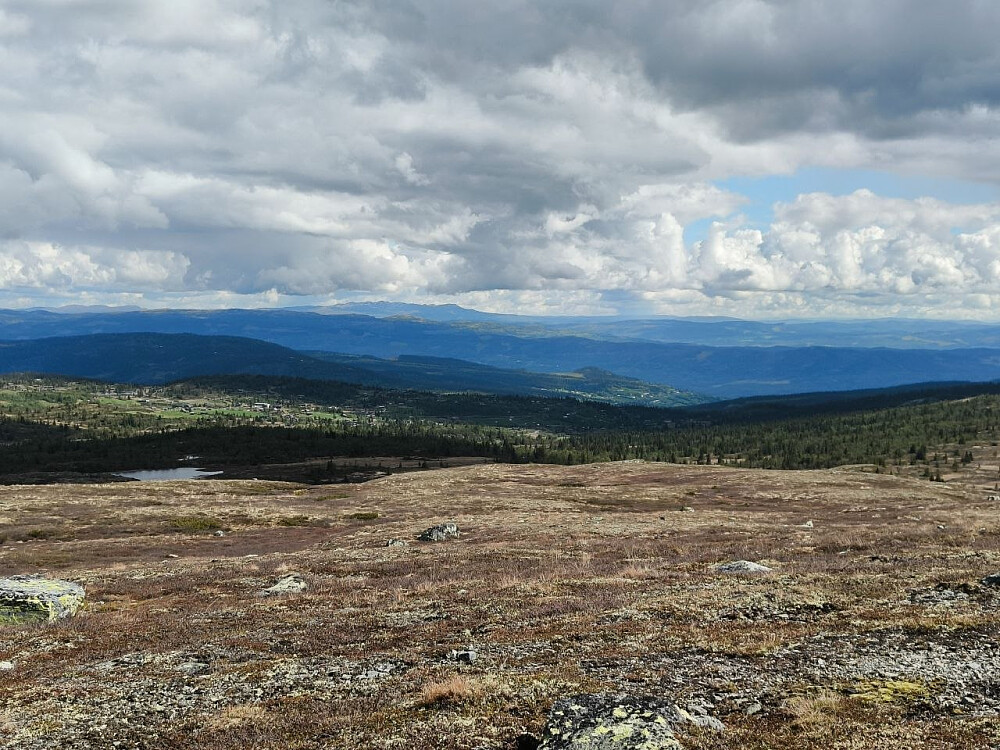 Zoom fra toppen mot Søre Fjellstølen og Reinli.