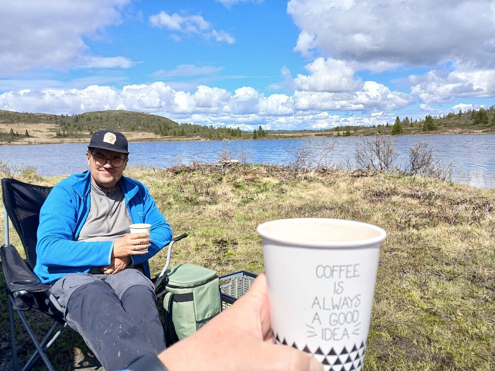 Tilbake ved bilen etterpå kokte vi kaffe og grilla litt ostepølser.