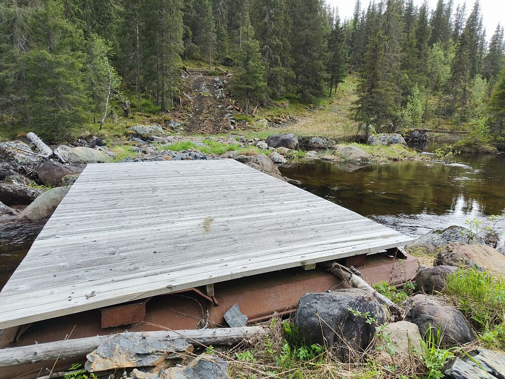 Svartebrue over Reina var avgjørende å finne. Skiløypa fra Søre Fjellstølen til Stavedalen går visstnok her.