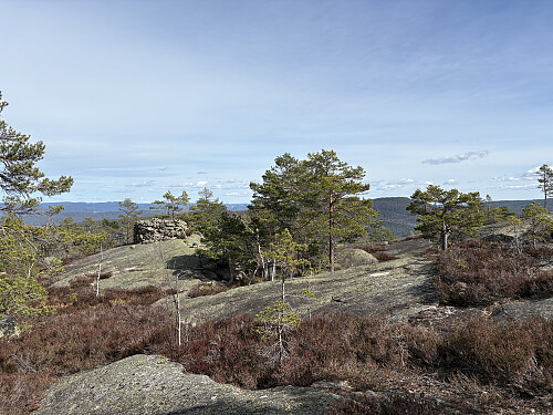 Det er flere jevnhøye koller på Vardefjellet. Den store varden i bakgrunnen ligger ikke på den høyeste