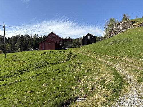 Stien går gjennom tunet på Tuftene