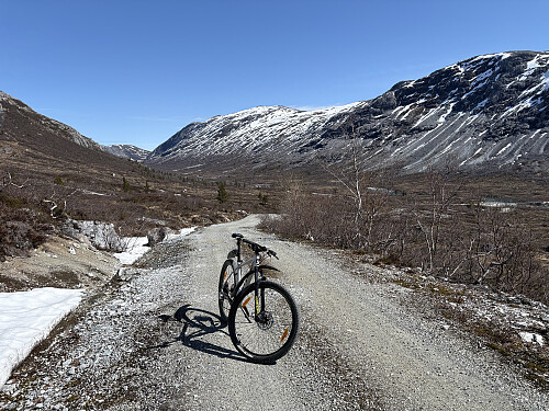 På vei innover mot Grodjuvet med Rjoandeggi i bakgrunnen.