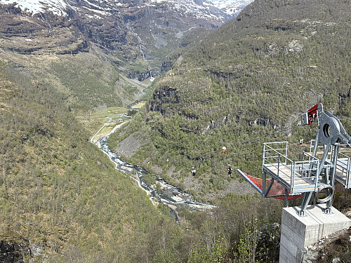 Luftige opplevelser med zip-line fra Vatnahalsen og ned til Kårdal!
