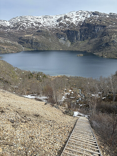 Bratt opp mot jernbanelinja fra Reinungavatnet