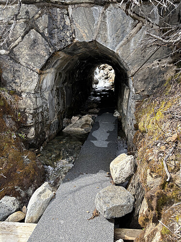 Utfordrende gang/elvetunnel under jernbanen da det i andre enden manglet noe å gå på...