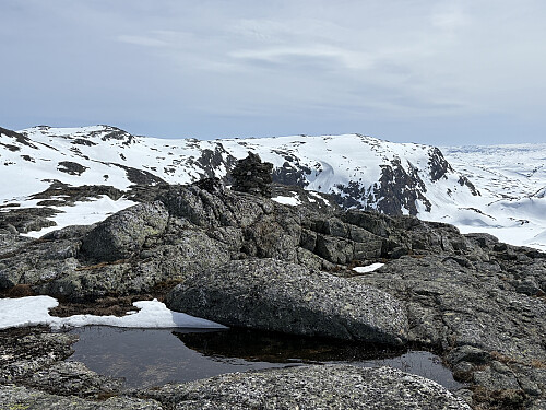 Broksnosi 1556 moh med deler av Store Broksfjellet i bakgrunnen