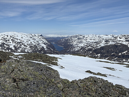 Utsikt mot Fretheimdalsvatnet fra Store Broksfjellet. Tarven ses helt til venstre i bildet