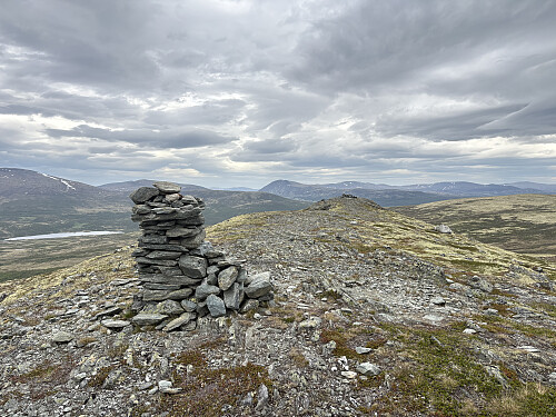 Hjerskavlen har tre toppunkt hvor den midterste er markert som den høyeste.
