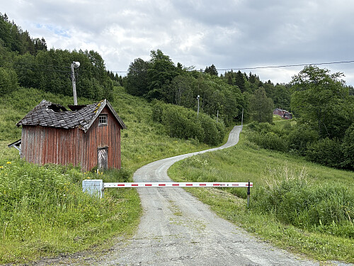 Stengt bom opp mot gården Hjelpdølin. Det er god plass til å parkere utenfor bommen, men det er kyr i området.