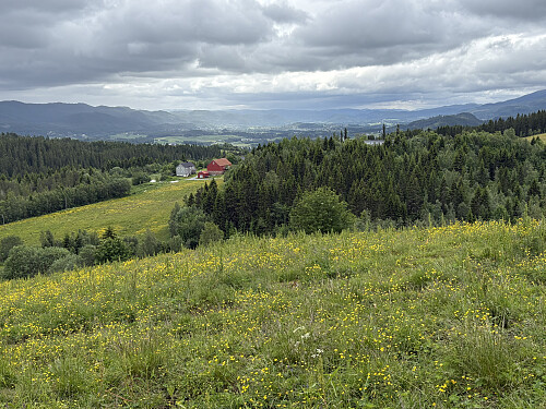 Utsikt fra nedsiden av gården Rossmo