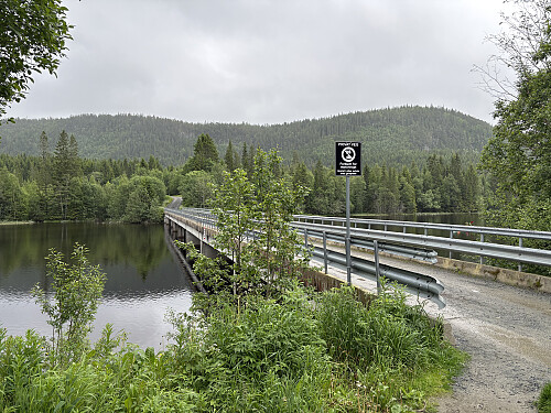 Ved bommen like ved p-plassen på Brøttem
