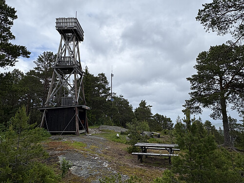 Utsiktstårn med gapahuk på toppen av Våttåberget